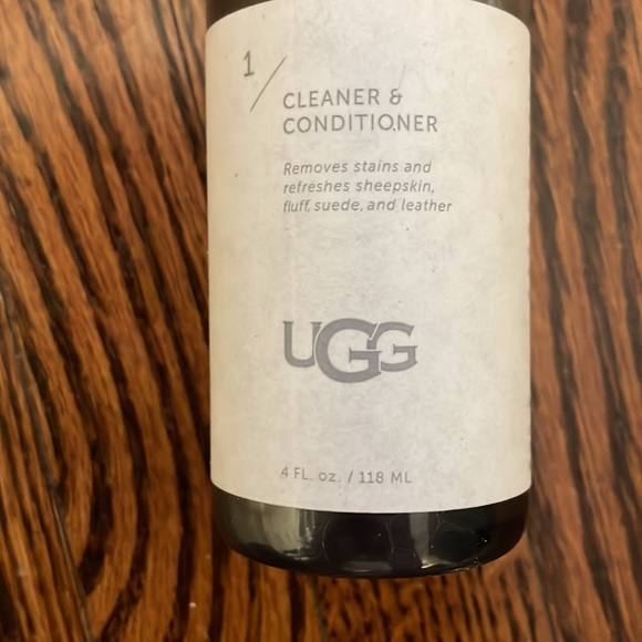 NEW UGG cleaner & conditioner 4 oz/118 ml. Sealed bottle. - Picture 1 of 4